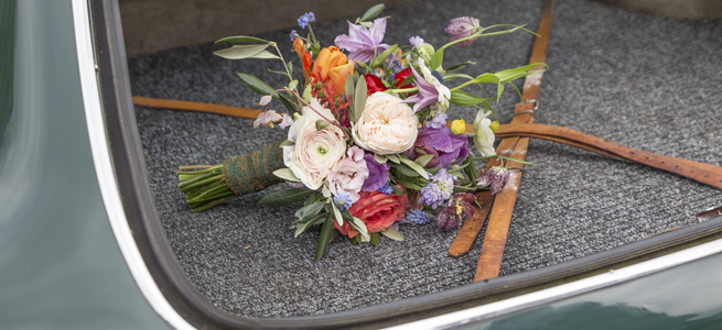 Bruidsboeket met lichte kleuren gemaakt door Pasmans Bloemen