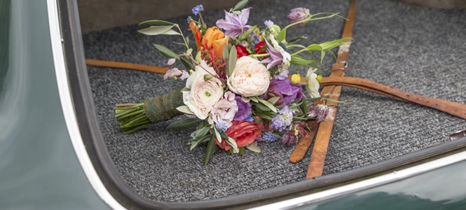 Bruidsboeket met lichte kleuren gemaakt door Pasmans Bloemen